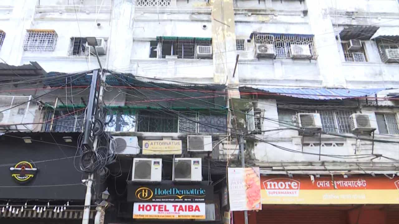 Mirza Ghalib Street Hotel Fire: এই হোটেলের ভাড়া নাকি ১০ হাজার! কাঁচা টাকা নিয়েই ধাঁ হোটেল মালিকের Mirza Ghalib Street Hotel Fire: এই হোটেলের ভাড়া নাকি ১০ হাজার! কাঁচা টাকা নিয়েই ধাঁ হোটেল মালিকের