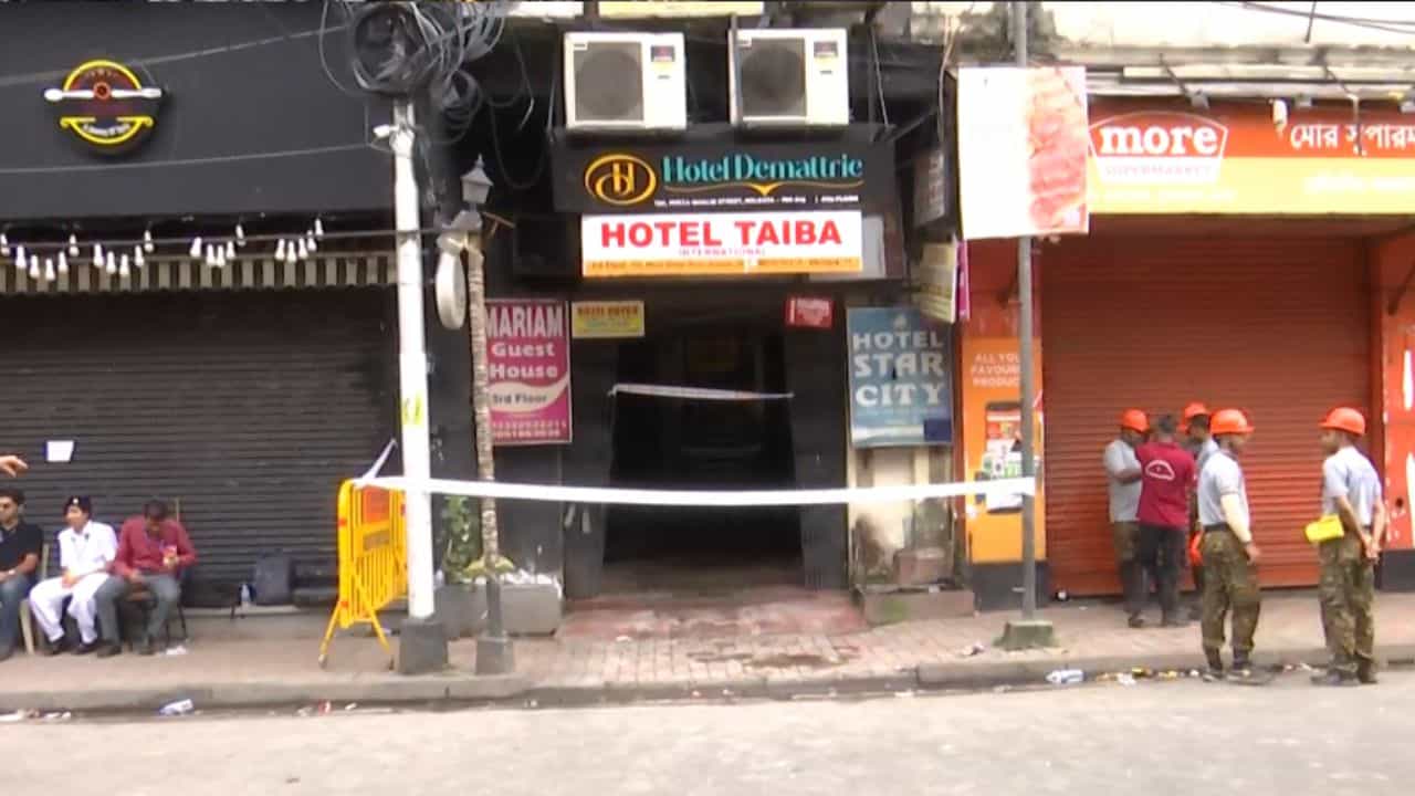 Kolkata Fire Incident: ঘরের ভিতরে ঘর, তার ভিতরে ঘর! গোলকধাঁধায় ভরা হোটেলের প্ল্যানিং-ইন্টেরিয়র দেখে বিস্মিত খোদ দমকলমন্ত্রী Kolkata Fire Incident: ঘরের ভিতরে ঘর, তার ভিতরে ঘর! গোলকধাঁধায় ভরা হোটেলের প্ল্যানিং-ইন্টেরিয়র দেখে বিস্মিত খোদ দমকলমন্ত্রী