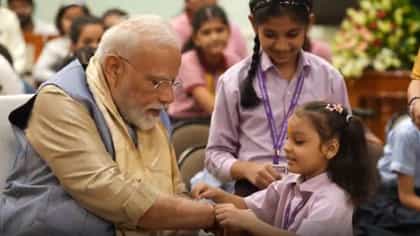 স্নেহের বন্ধনে বাঁধা পড়লেন প্রধানমন্ত্রী, পড়ুয়ারা পরাল রাখি