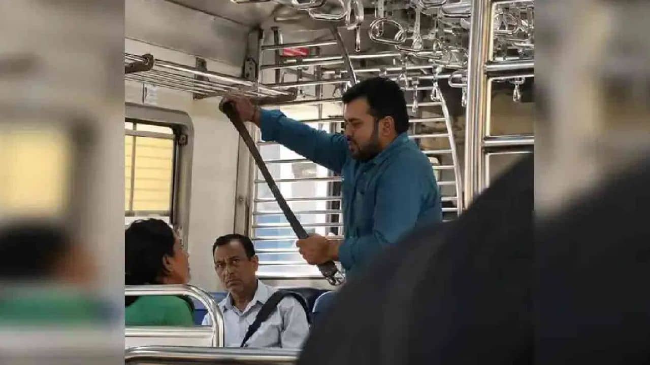 Mumbai: লোকাল ট্রেনে বেল্ট খুলে মহিলাকে মার, নৃশংসতায় শিউরে উঠলেন সবাই