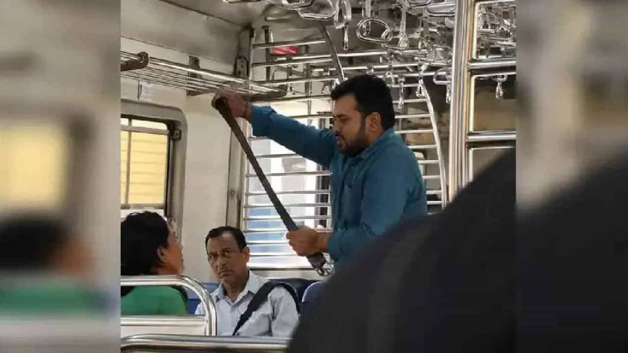 Mumbai: লোকাল ট্রেনে বেল্ট খুলে মহিলাকে মার, নৃশংসতায় শিউরে উঠলেন সবাই Mumbai: লোকাল ট্রেনে বেল্ট খুলে মহিলাকে মার, নৃশংসতায় শিউরে উঠলেন সবাই