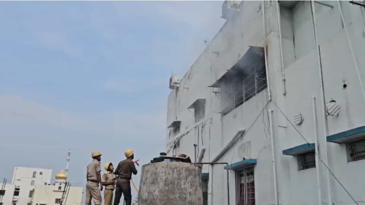 CID-seized building fire: গরু পাচার মামলায় CID-র সিজ করা বিল্ডিংয়ে আগুন! ঘনীভূত হচ্ছে রহস্য CID-seized building fire: গরু পাচার মামলায় CID-র সিজ করা বিল্ডিংয়ে আগুন! ঘনীভূত হচ্ছে রহস্য