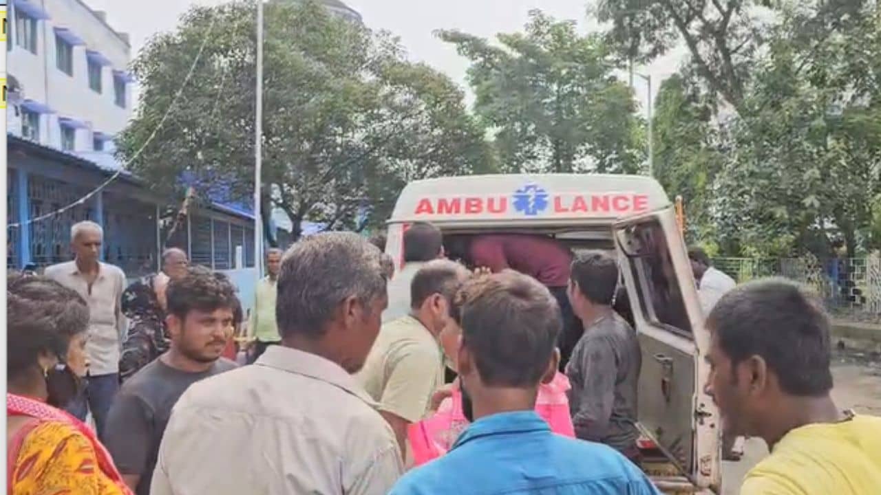 Murshidabad: মা আর নেই...., ফোন পেয়ে মায়ের দেহ আনতে গিয়েই ট্রেন থেকে পড়ে মৃত্যু ছেলের পড়ে