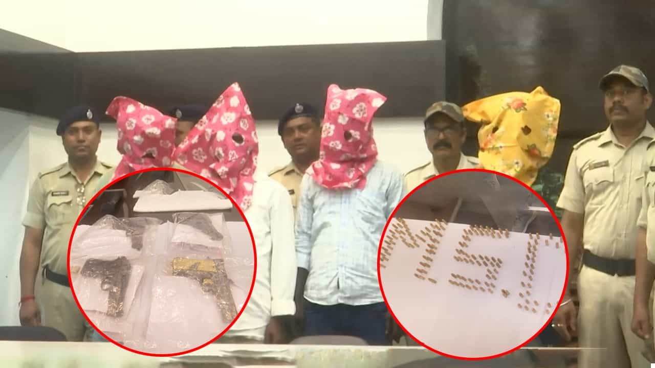 Murshidabad Arms Haul: বহরমপুরে তৃণমূল নেতার বাড়িতে কার্তুজের 'ভান্ডার', কেন রেখেছিলেন? Murshidabad Arms Haul: বহরমপুরে তৃণমূল নেতার বাড়িতে কার্তুজের 'ভান্ডার', কেন রেখেছিলেন?