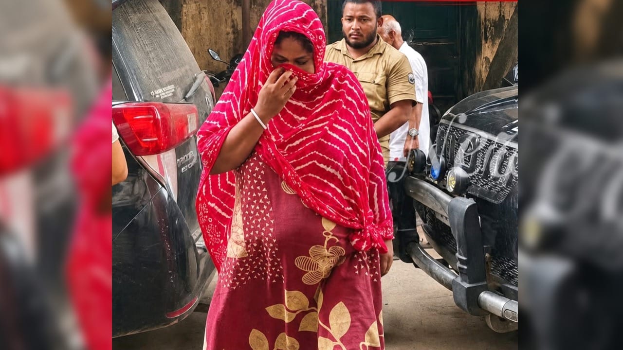 BSF News: পরনে লাল ছাপা নাইটি, মাথায় লাল ওড়না,  মহিলাকে নজরে রেখেছিল BSF, পাকড়াও হতেই ফাঁস রহস্য