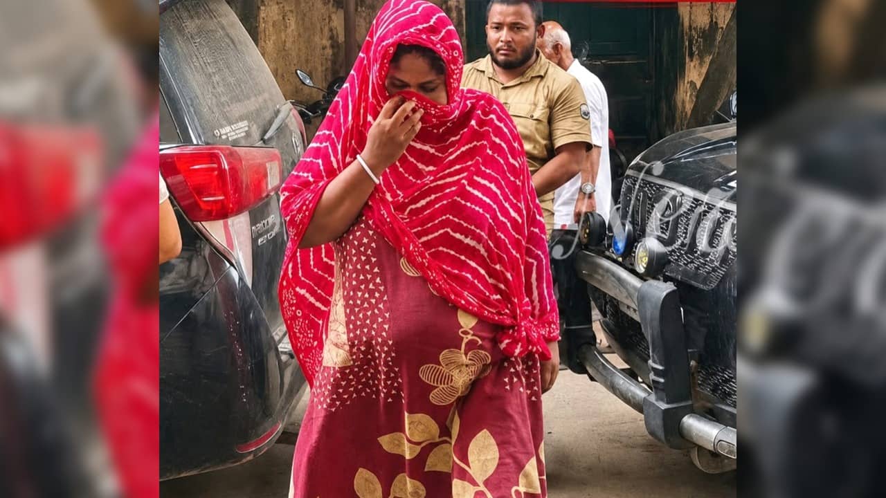 BSF News: পরনে লাল ছাপা নাইটি, মাথায় লাল ওড়না, মহিলাকে নজরে রেখেছিল BSF, পাকড়াও হতেই ফাঁস রহস্য
