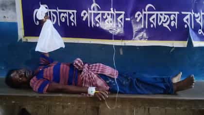 'কীসের ভয়?', মাতৃহীন ঘুমন্ত মেয়ের পাশে বিষধর সাপ দেখে যা করলেন বাবা...