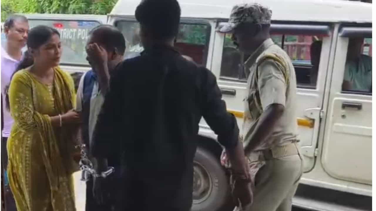 Nagrakata News: চোরাচালানের অভিযোগে গ্রেফতার স্কুল শিক্ষক, বাড়ি থেকে মিলল ব্রাউন সুগার-জালনোট Nagrakata News: চোরাচালানের অভিযোগে গ্রেফতার স্কুল শিক্ষক, বাড়ি থেকে মিলল ব্রাউন সুগার-জালনোট