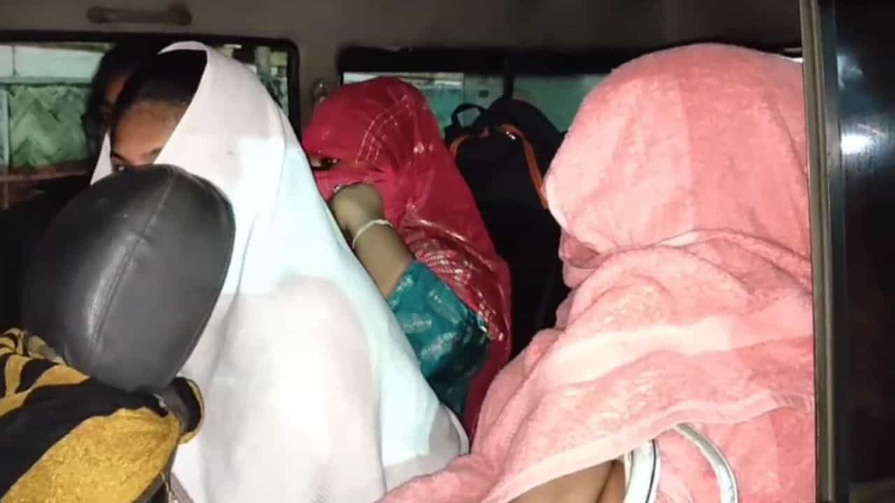 Narayangarh: রমরমিয়ে চলছিল মধুচক্র, আটক ৫ মহিলা Narayangarh: রমরমিয়ে চলছিল মধুচক্র, আটক ৫ মহিলা