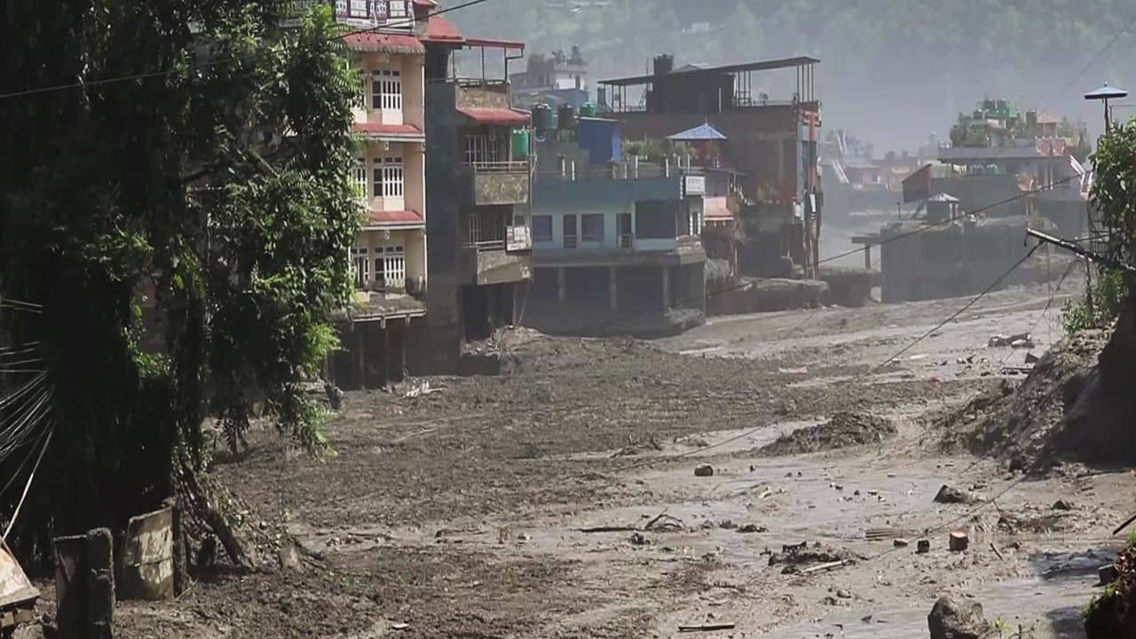Nepal Floods: নেপালে বিপদসীমার ওপর দিয়ে বইছে জল, বিহার-UPর বিপদ এড়াতে একযোগে ময়দানে তিন মন্ত্রক