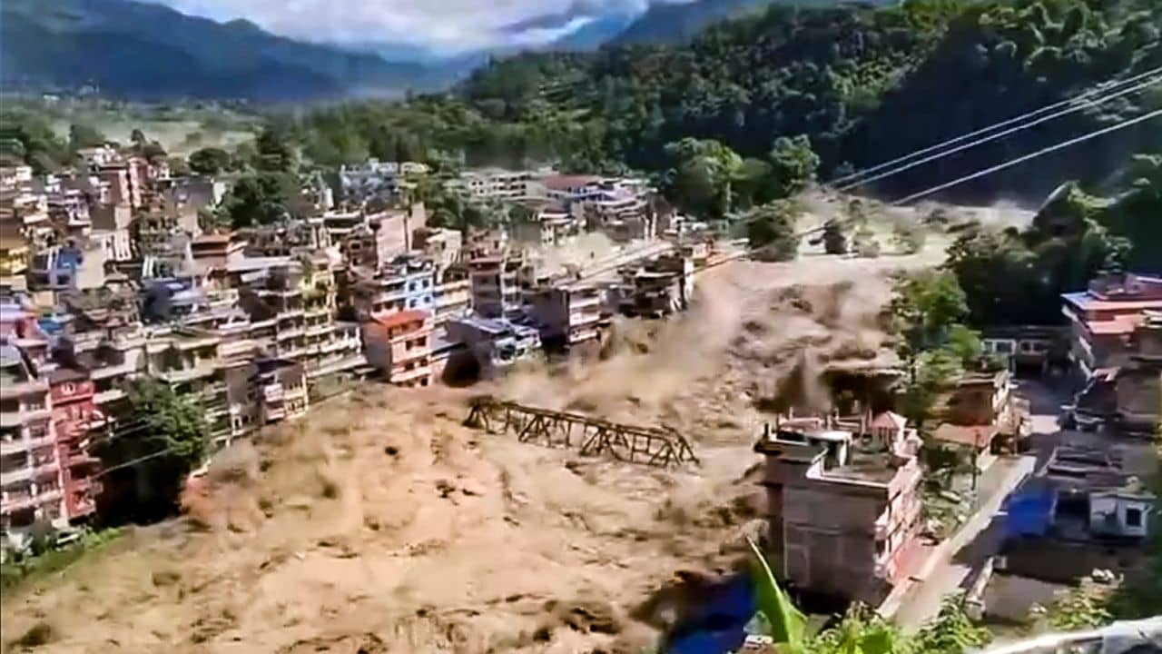 Nepal Flash Flood: নেপালের হড়পা বানে নিখোঁজ ১০৫ ভারতীয় সহ ৩০০ পর্যটক, পড়শি রাজ্যেও জারি হল সতর্কতা