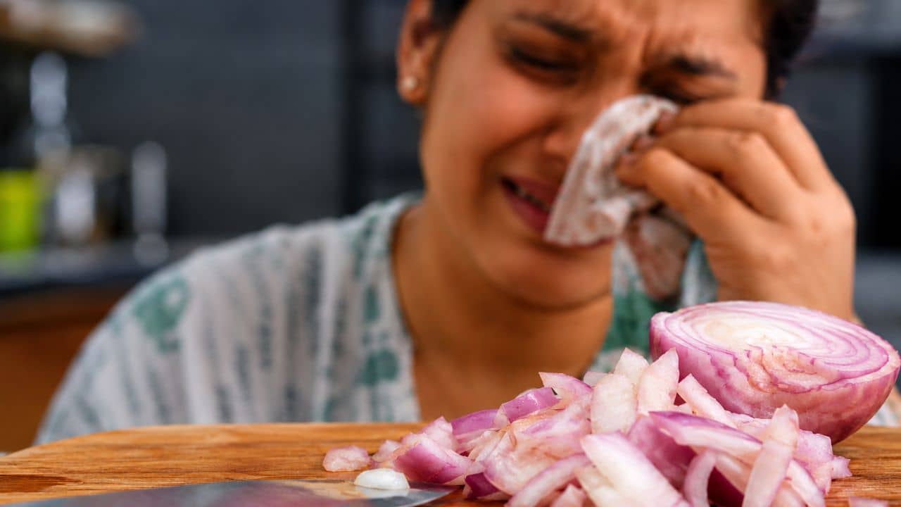 How to chop onions: জানেন কীভাবে পেঁয়াজ কাটলে চোখ দিয়ে জল বের হবে না?