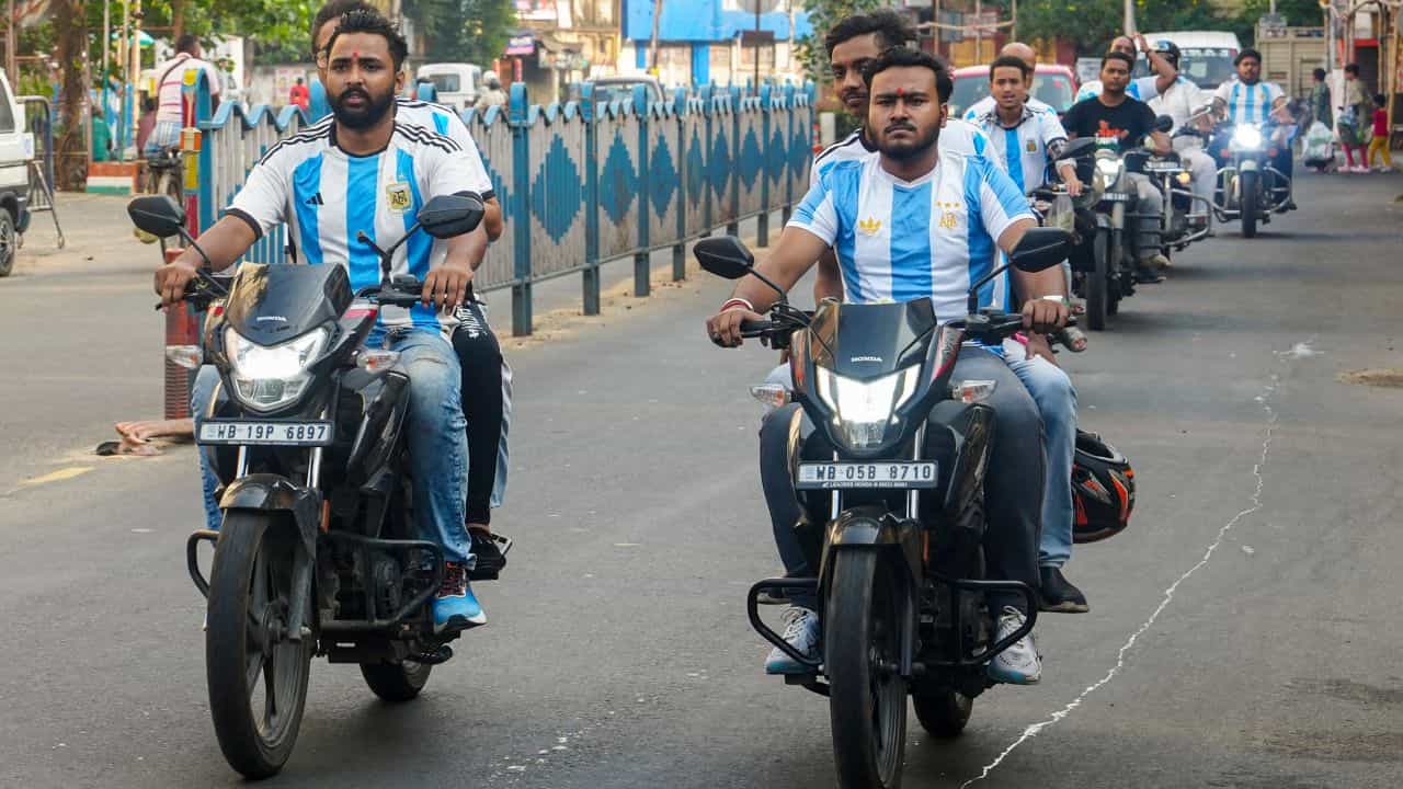 ভারতজুড়ে E-20 পেট্রলের সহজলভ্যতা বাড়ার সঙ্গে-সঙ্গে, অনেক গাড়ির মালিক ভাবছেন যে এটি পুরোনো গাড়ির জন্য নিরাপদ কি না। ই ২০ জ্বালানিতে ২০% ইথানল এবং ৮০% পেট্রোল থাকে। যদিও বেশিরভাগ নতুন গাড়ি ই২০-তে চলার জন্য ডিজাইন করা হয়েছে, তবে পুরোনো মডেলের গাড়িগুলিতে এই জ্বালানি নিয়মিত ব্যবহার করলে কিছু সমস্যা দেখা দিতে পারে।