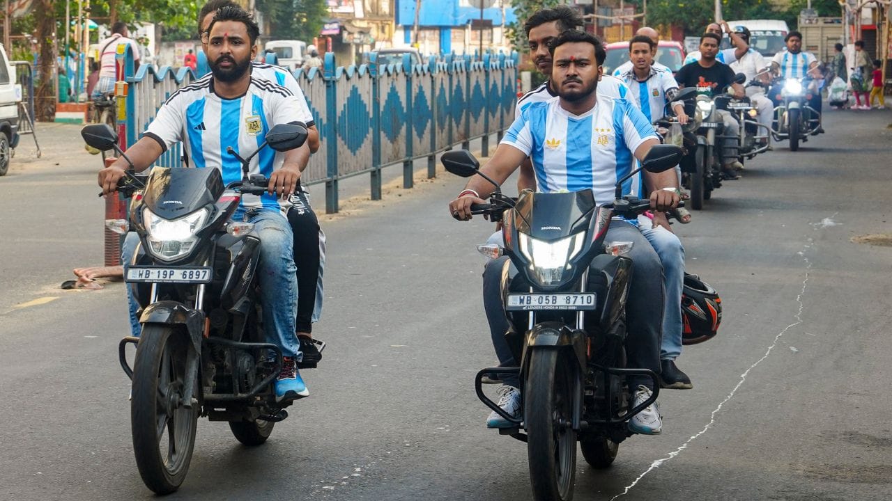 ভারতজুড়ে E-20 পেট্রলের সহজলভ্যতা বাড়ার সঙ্গে-সঙ্গে, অনেক গাড়ির মালিক ভাবছেন যে এটি পুরোনো গাড়ির জন্য নিরাপদ কি না। ই ২০ জ্বালানিতে ২০% ইথানল এবং ৮০% পেট্রোল থাকে। যদিও বেশিরভাগ নতুন গাড়ি ই২০-তে চলার জন্য ডিজাইন করা হয়েছে, তবে পুরোনো মডেলের গাড়িগুলিতে এই জ্বালানি নিয়মিত ব্যবহার করলে কিছু সমস্যা দেখা দিতে পারে।