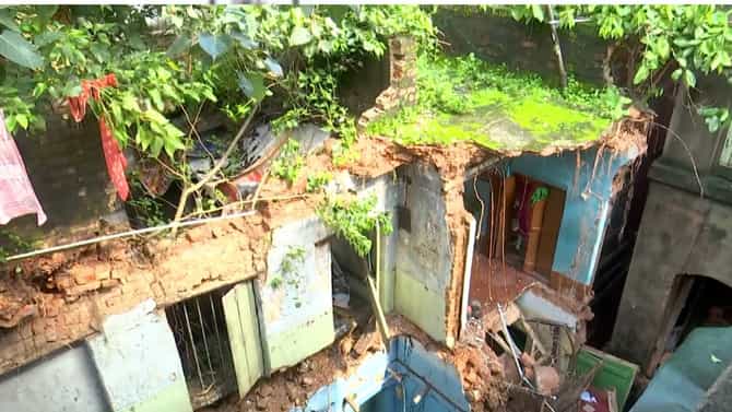 জোড়াবাগানের পর পোস্তা! আবারও ভেঙে পড়ল জরাজীর্ণ বাড়ি