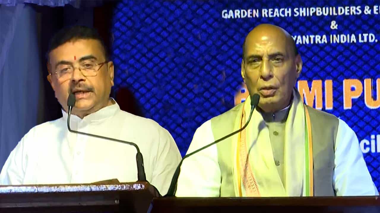 Rajnath Singh: 'বাংলার হাওয়ায় নতুন গন্ধ', শুভেন্দুর প্রশংসা করে কেন বললেন রাজনাথ? Rajnath Singh: 'বাংলার হাওয়ায় নতুন গন্ধ', শুভেন্দুর প্রশংসা করে কেন বললেন রাজনাথ?