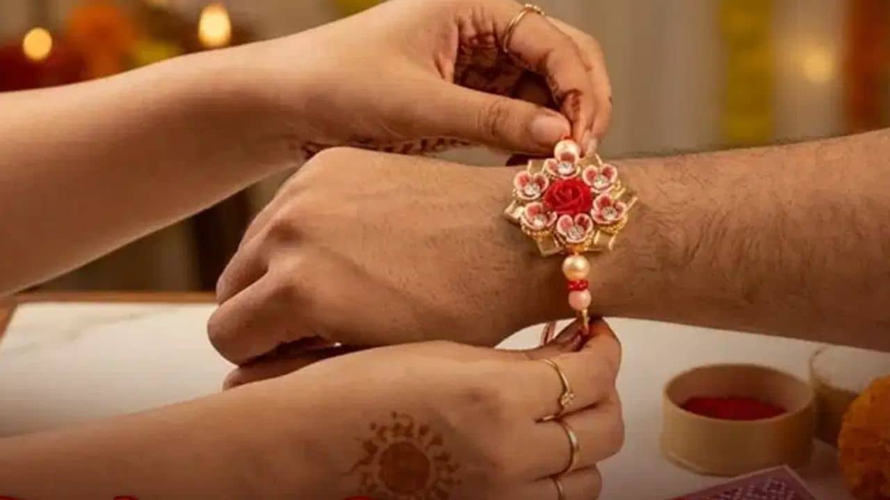 ভাই ছাড়া স্বামীকেও পরাতে পারেন রাখী! শাস্ত্রে রয়েছে এর নেপথ্যের কারণও