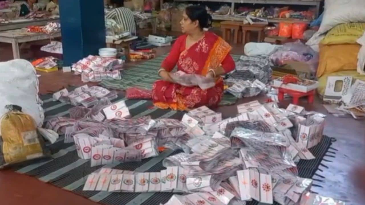 Rakhi: কালনা থেকে গাদা-গাদা রাখি যাচ্ছে বাইরের রাজ্যে, কী নকশা বেশি বিক্রি হচ্ছে জানলে অবাক হবেন
