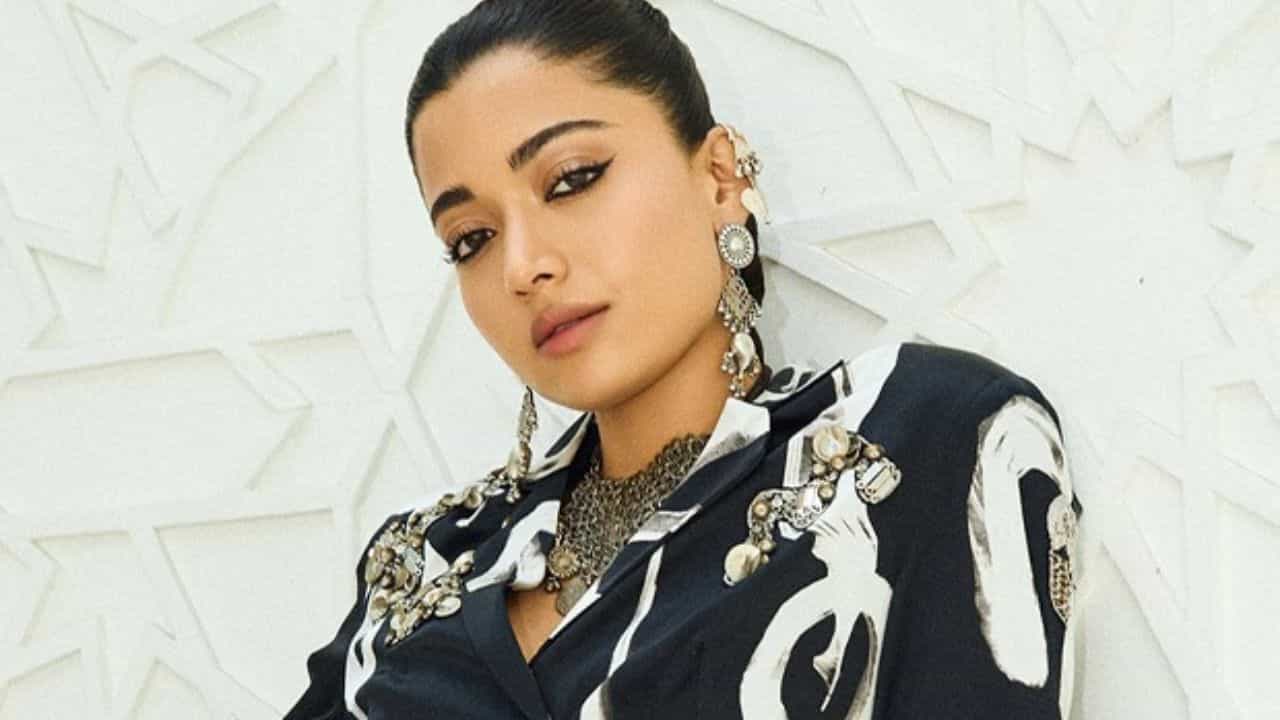 Rashmika Mandanna: শুটিং ফ্লোরে মারাত্মক চোট পেয়ে শয্যাশায়ী রশ্মিকা মন্দানা! ঠিক কী হয়েছে অভিনেত্রীর? Rashmika Mandanna: শুটিং ফ্লোরে মারাত্মক চোট পেয়ে শয্যাশায়ী রশ্মিকা মন্দানা! ঠিক কী হয়েছে অভিনেত্রীর?