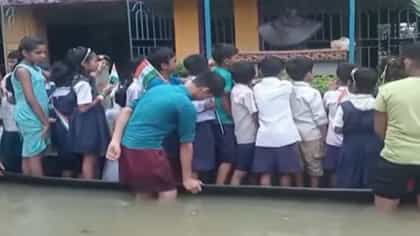 স্কুল ডুবেছে জলে, নৌকাতে চেপেই পতাকা উত্তোলন খুদেদের