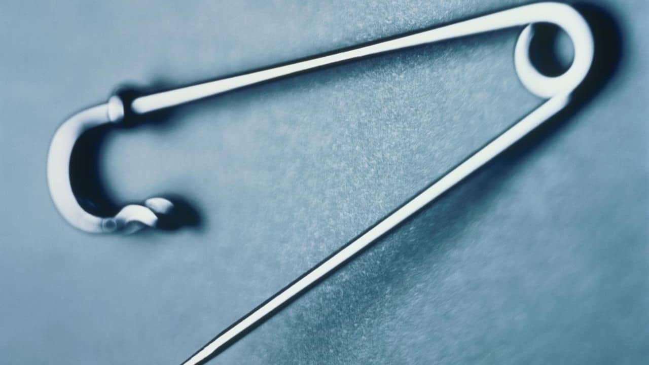 Safety Pin History: ক্ষুদ্র এক সেফটি পিন! জানেন এর নেপথ্যে লুকিয়ে রয়েছে ১৭০ বছরের কোন ইতিহাস?