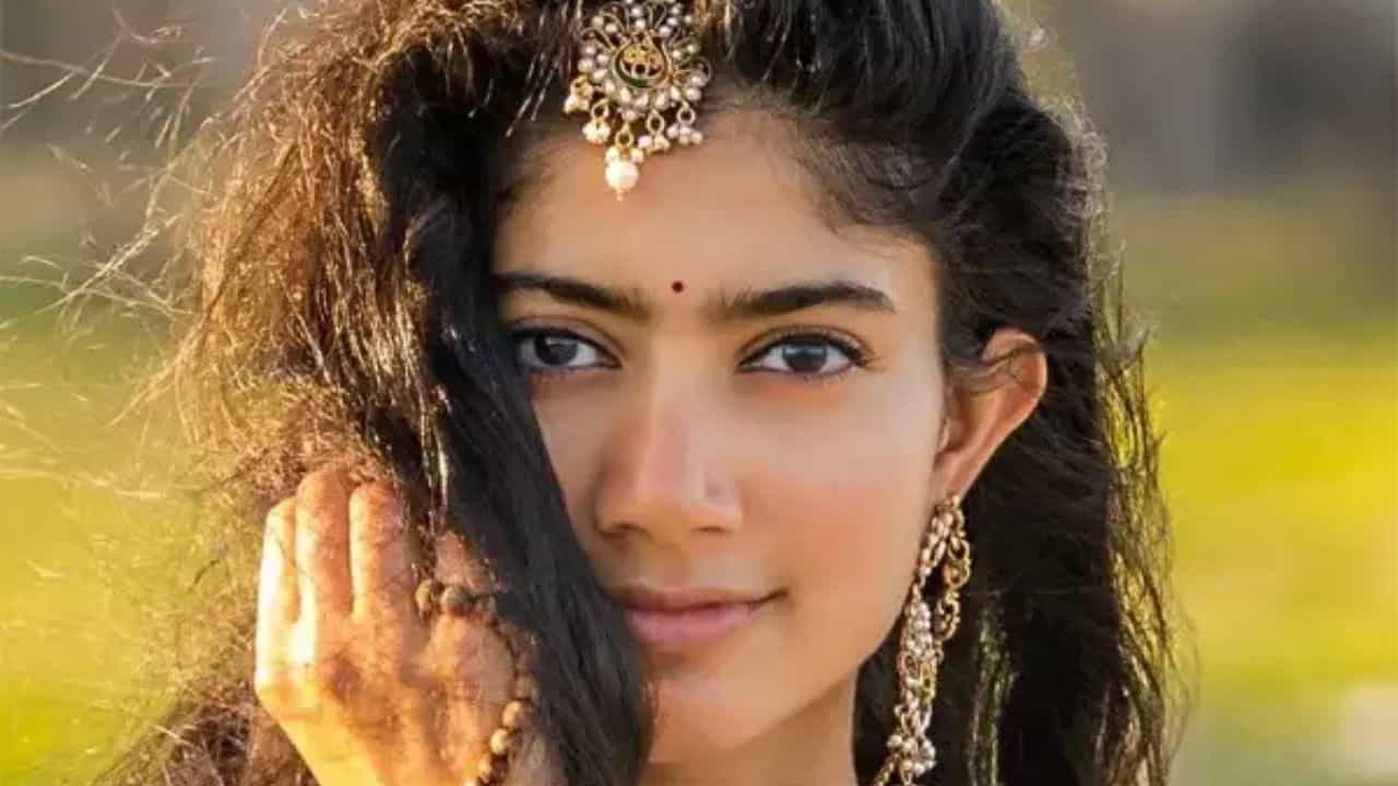Sai Pallavi: সাই পল্লবীর ব্যাগে লাভ লেটার! জানতে পেরেই মা-বাবা যা করলেন তা আজও ভুলতে পারেননি রণবীরের 'সীতা' Sai Pallavi: সাই পল্লবীর ব্যাগে লাভ লেটার! জানতে পেরেই মা-বাবা যা করলেন তা আজও ভুলতে পারেননি রণবীরের 'সীতা'