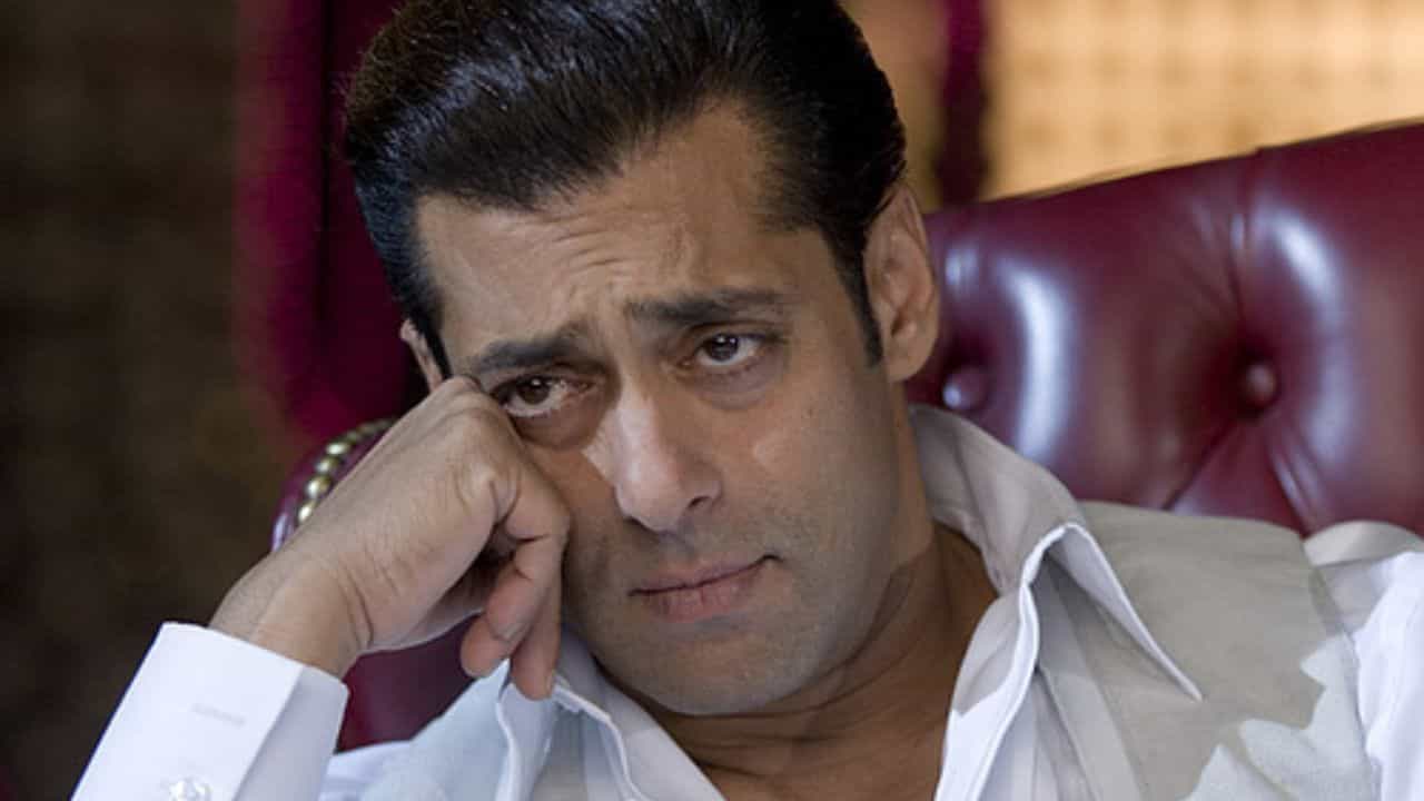 Salman Khan: সলমনের বাড়ির সামনে ডিউটি করার সময় মৃত্যু কনস্টেবলের, কী হল হঠাৎ? Salman Khan: সলমনের বাড়ির সামনে ডিউটি করার সময় মৃত্যু কনস্টেবলের, কী হল হঠাৎ?