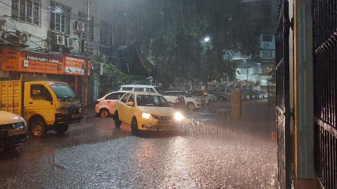 Kolkata Heavy Rain: রাত বাড়তে আরও বাড়বে বৃষ্টি! কলকাতা-সহ কোন কোন এলাকায় সতর্কতা Kolkata Heavy Rain: রাত বাড়তে আরও বাড়বে বৃষ্টি! কলকাতা-সহ কোন কোন এলাকায় সতর্কতা