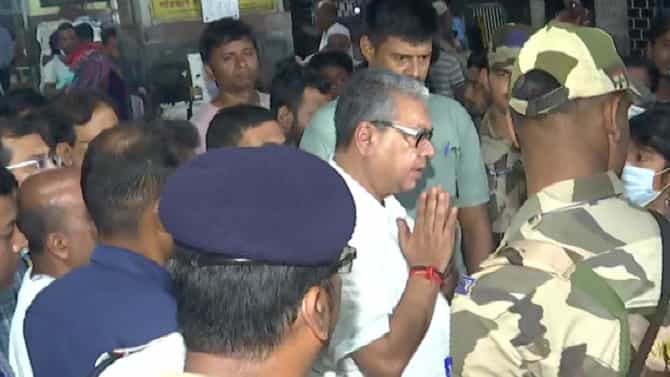 খাদ্যে বিষক্রিয়া? অসুস্থ ২৪ জন ছাত্রী,রাতেই হাসপাতালে স্বাস্থ্যমন্ত্রী