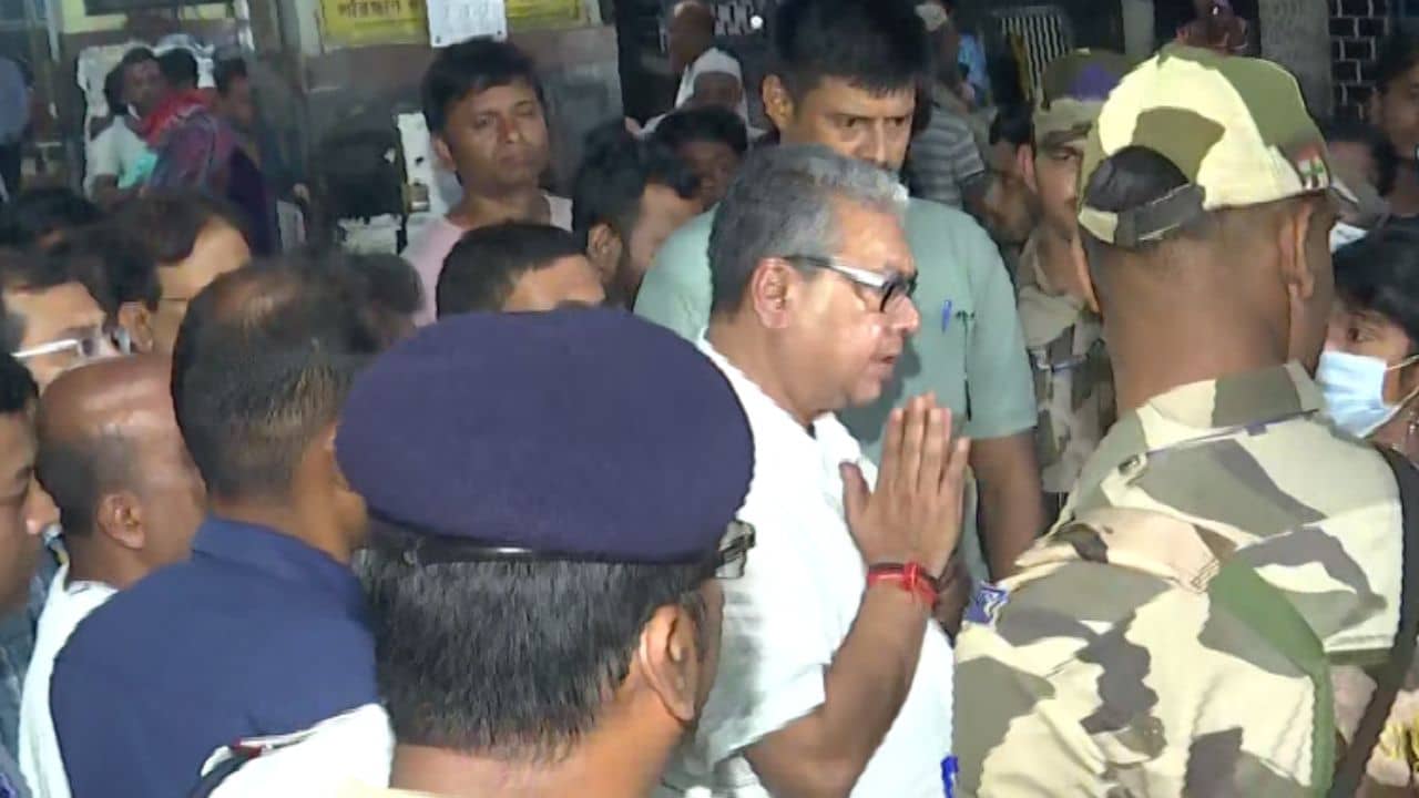 Kolkata Students Hospitalized: খাদ্যে বিষক্রিয়া? কলকাতার নামী স্কুলে হঠাৎ অসুস্থ একসঙ্গে ২৪ জন ছাত্রী, ভর্তি আরজি করে! রাতেই হাসপাতালে স্বাস্থ্যমন্ত্রী