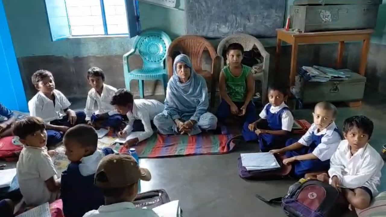 School News: একজন শিক্ষিকায় চলছে ৫ শ্রেণি, বন্ধের মুখে শিশু শিক্ষা কেন্দ্র School News: একজন শিক্ষিকায় চলছে ৫ শ্রেণি, বন্ধের মুখে শিশু শিক্ষা কেন্দ্র