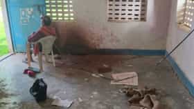 ক্লাসেই মলত্যাগ প্রধান শিক্ষকের, পরিষ্কার করালেন ছোট্ট বাচ্চাদের দিয়ে!