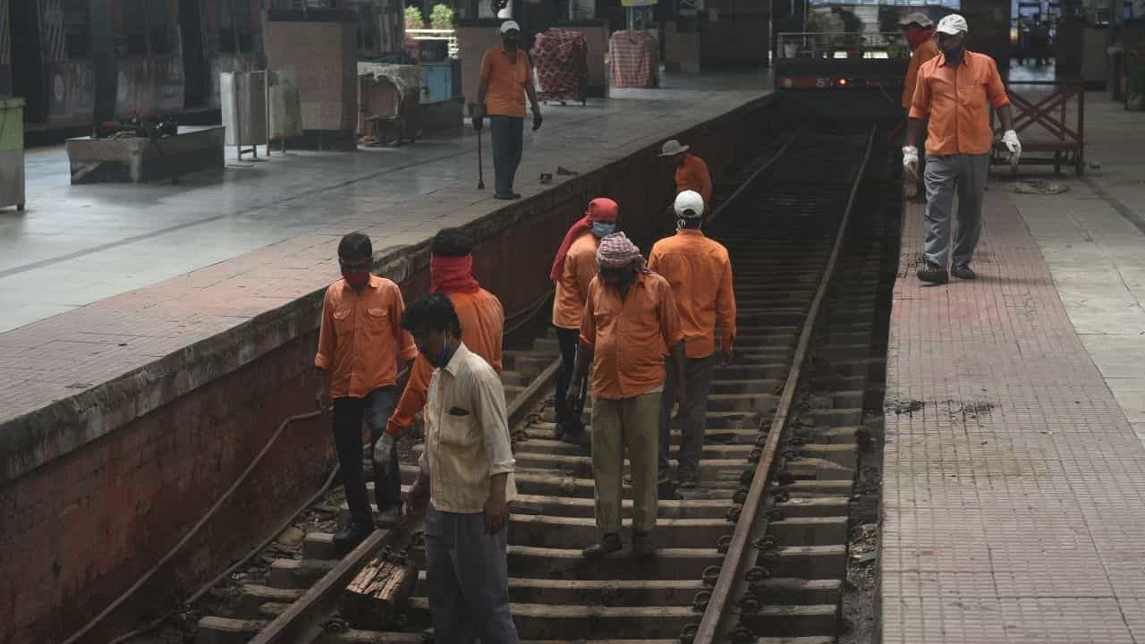Sealdah Station: আপগ্রেড হল 'ডায়মন্ড ক্রসিং', ট্রেন চলাচল আরও নিরাপদ করতে শিয়ালদহ স্টেশনে বড় উদ্যোগ রেলের Sealdah Station: আপগ্রেড হল 'ডায়মন্ড ক্রসিং', ট্রেন চলাচল আরও নিরাপদ করতে শিয়ালদহ স্টেশনে বড় উদ্যোগ রেলের