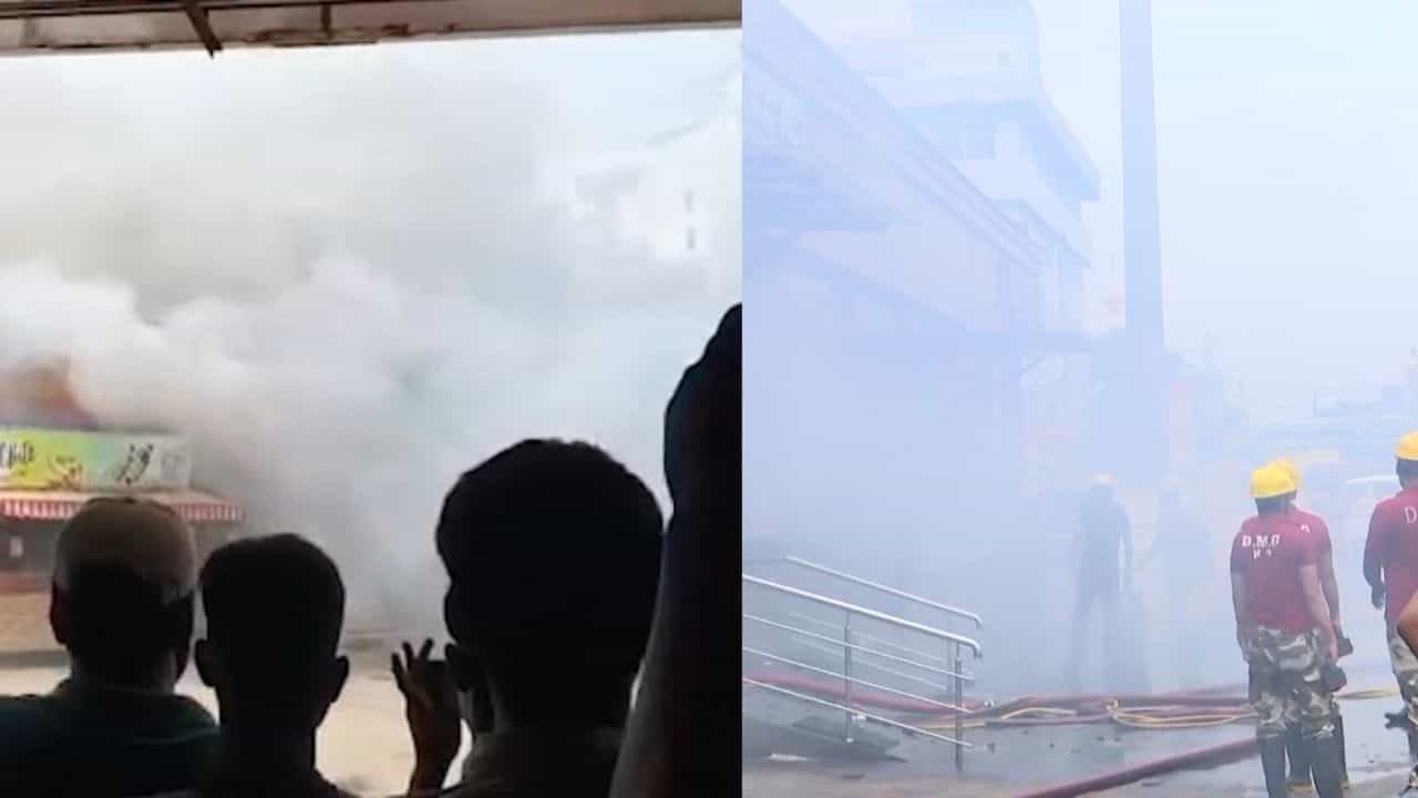 Sealdah Station Fire: শিয়ালদহ স্টেশনের ফুডপ্লাজায় বিধ্বংসী আগুন, ক্রমাগত গলগল করে বেরচ্ছে ধোঁয়া, আতঙ্কিত যাত্রীরা Sealdah Station Fire: শিয়ালদহ স্টেশনের ফুডপ্লাজায় বিধ্বংসী আগুন, ক্রমাগত গলগল করে বেরচ্ছে ধোঁয়া, আতঙ্কিত যাত্রীরা