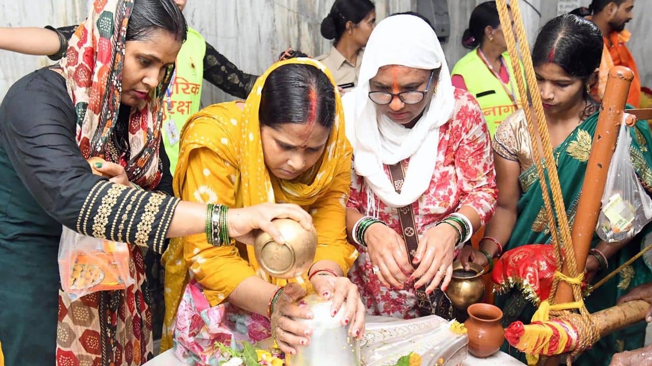 Shraavana Somvar Brata: শ্রাবণ মাসে সোমবারের ব্রতের সময় পিরিয়ডস হলে কী করবেন? জানুন পুজোর নিয়ম