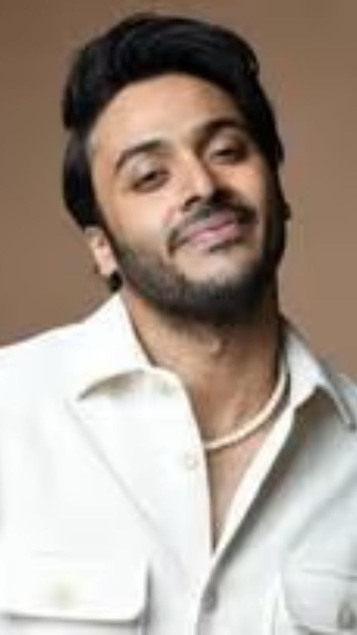 বিক্রমের নায়িকাকে নিয়ে কোথায় যাচ্ছেন সোহম!