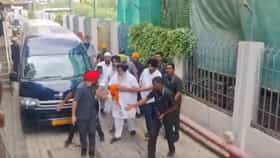 অকালি দলের প্রধান সুখবীর বাদলের উপর হামলা, ভর্তি হাসপাতালে