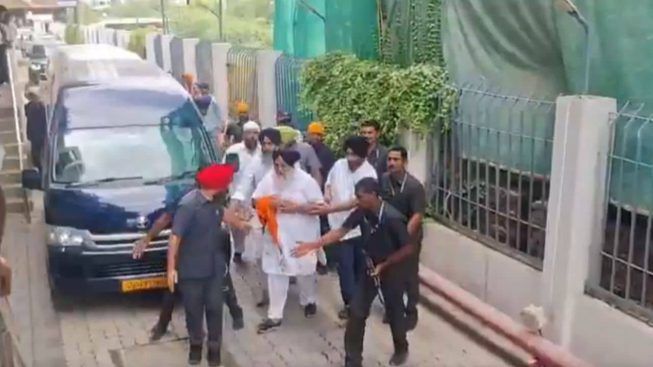 Sukhbir Singh Badal Attacked: অকালি দলের প্রধান সুখবীর সিং বাদলের উপর ফের হামলা, তড়িঘড়ি ভর্তি করা হল হাসপাতালে