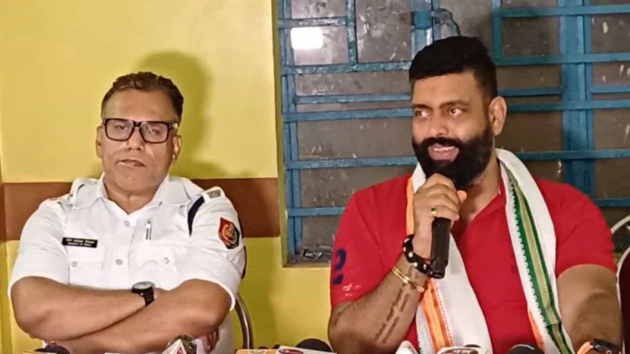 Tarunjyoti Tiwari: 'রাস্তাঘাটের কোয়ালিটি আমরা বুঝে নেব', IC-কে পাশে বসিয়ে কাদের 'বোঝালেন' তরুণ? Tarunjyoti Tiwari: 'রাস্তাঘাটের কোয়ালিটি আমরা বুঝে নেব', IC-কে পাশে বসিয়ে কাদের 'বোঝালেন' তরুণ?