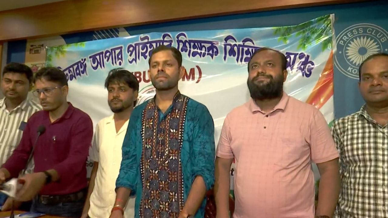 Upper Primary Teacher Recruitment: ‘স্যর’- কেবল এই শব্দটা শুনতেই ওদের লেগে গেল একটা দশক! রাজপথে পড়ে থেকে আজ সোনার পাথর ছুলেন ওঁরা