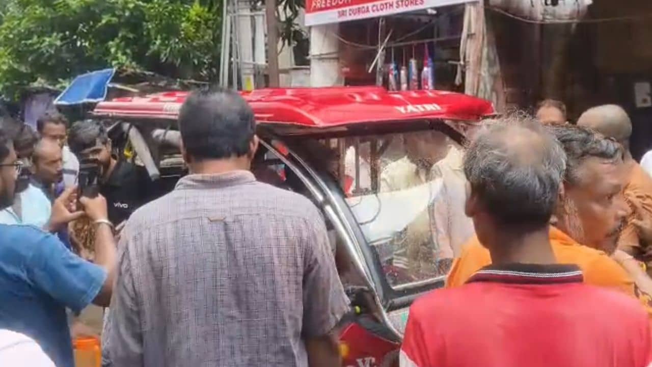 Toto-Auto Strike: নামিয়ে দেওয়া হল যাত্রীদের! অনির্দিষ্টকালের জন্য চলবে না টোটো!