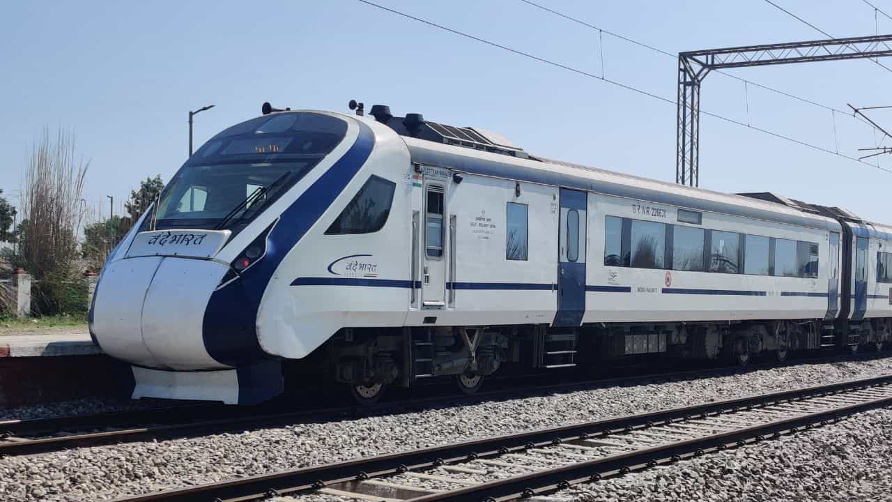 Express Train: ২০০ মিটার আগে থেকে চালক দেখতে পান লাল সিগন্যাল, কীভাবে চলে সুপারফাস্ট ট্রেনের সিগন্যালিং? Express Train: ২০০ মিটার আগে থেকে চালক দেখতে পান লাল সিগন্যাল, কীভাবে চলে সুপারফাস্ট ট্রেনের সিগন্যালিং?