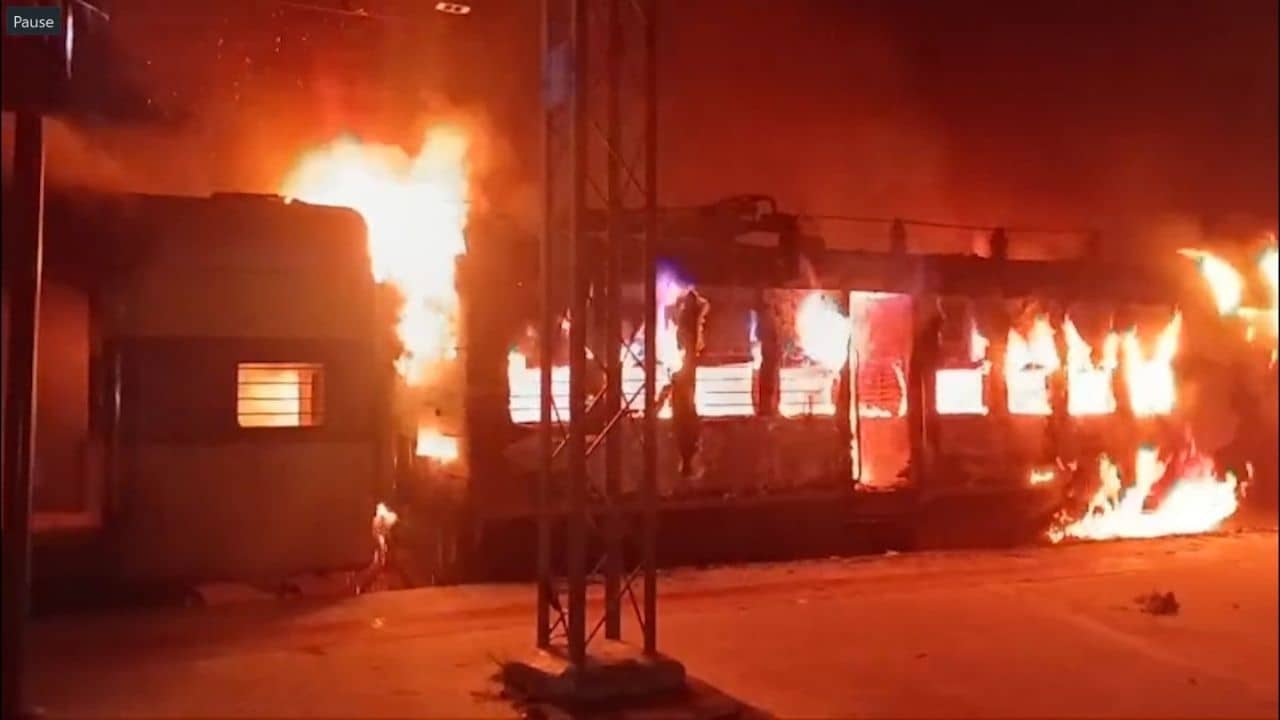 Train Fire: দাউদাউ করে জ্বলছে ট্রেনের ইঞ্জিন, পরপর কামরা! আর্ত চিৎকার যাত্রীদের, ব্যস্ত রেলস্টেশনে ভয়ঙ্কর ঘটনা