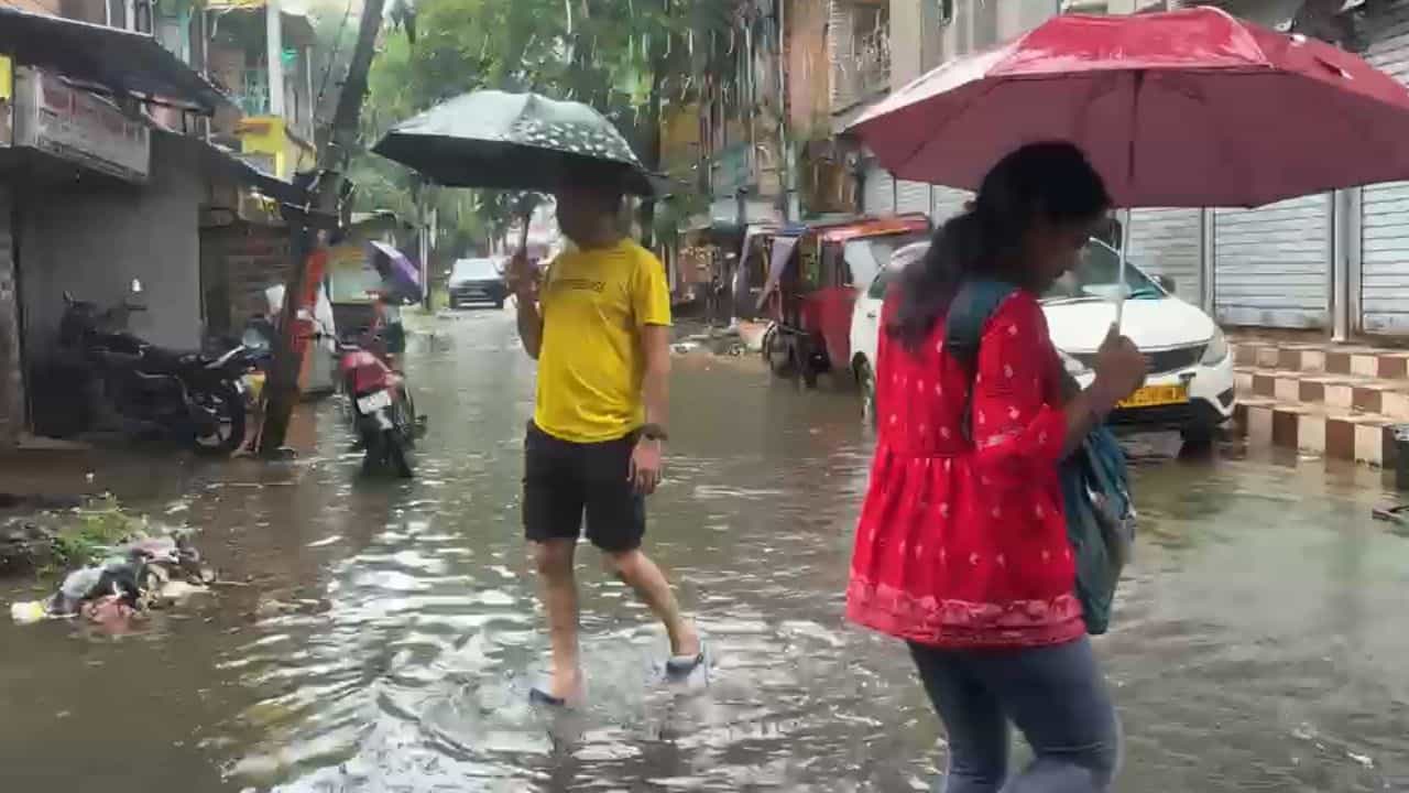 Howrah Weather: চারিদিকে শুধু জল আর জল, প্রবল বৃষ্টি হাওড়ায়, আর কত বৃষ্টি হবে? Howrah Weather: চারিদিকে শুধু জল আর জল, প্রবল বৃষ্টি হাওড়ায়, আর কত বৃষ্টি হবে?