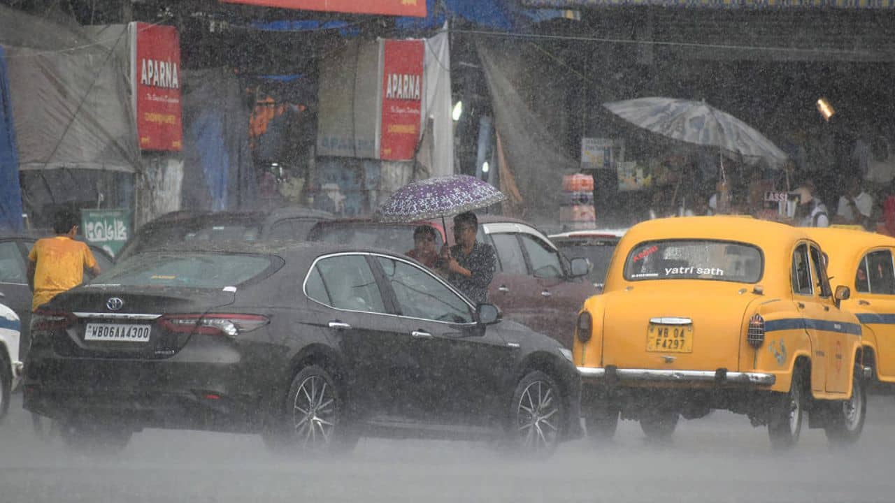 Latest Weather Update: আজ দক্ষিণবঙ্গের ৮ জেলায় বৃষ্টি, বাংলায় ফের জারি সতর্কতা