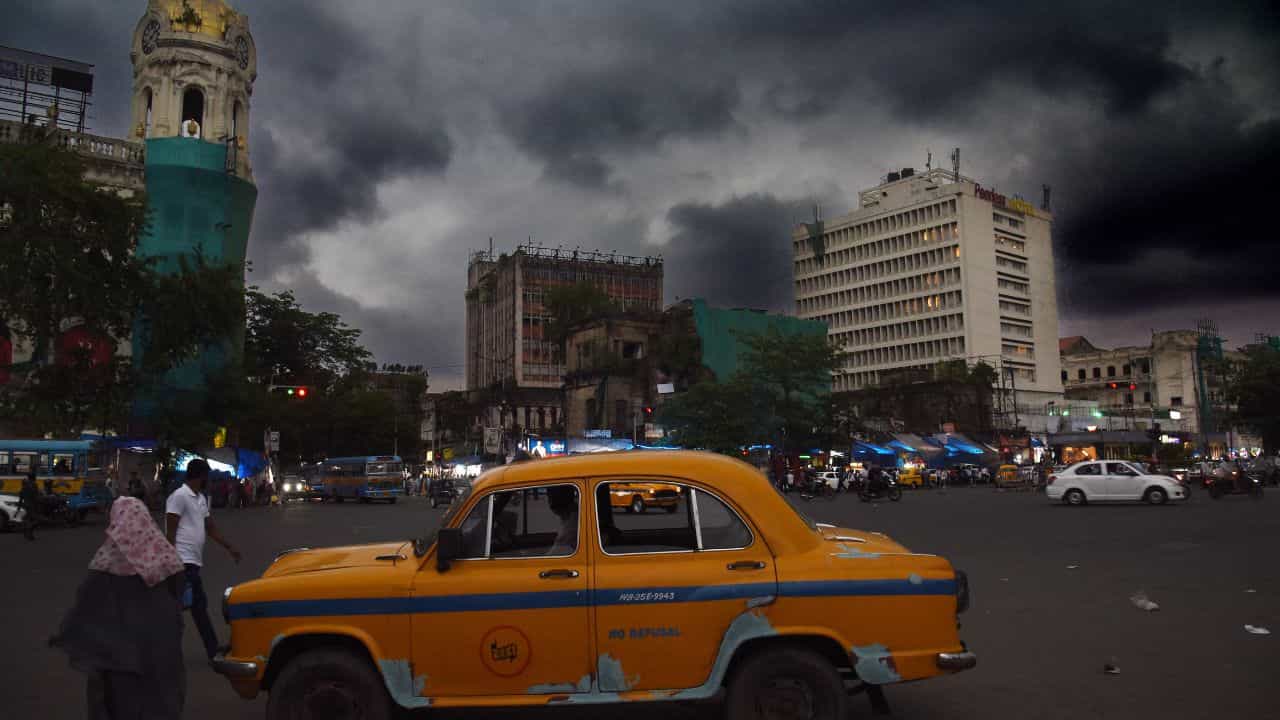 Bengal Weather latest Update: বৃহস্পতি-শুক্রতে কলকাতা-সহ ৭ জেলায় প্রবল দুর্যোগের সতর্কতা Bengal Weather latest Update: বৃহস্পতি-শুক্রতে কলকাতা-সহ ৭ জেলায় প্রবল দুর্যোগের সতর্কতা