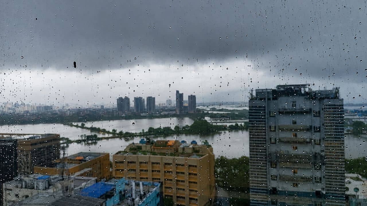 Weather Latest Updates: কলকাতার ঠিক মাথার উপর গভীর নিম্নচাপ, তুমুল বৃষ্টি ও দমকা হাওয়ায় তোলপাড় হবে দক্ষিণবঙ্গ, জারি রেড অ্যালার্ট
