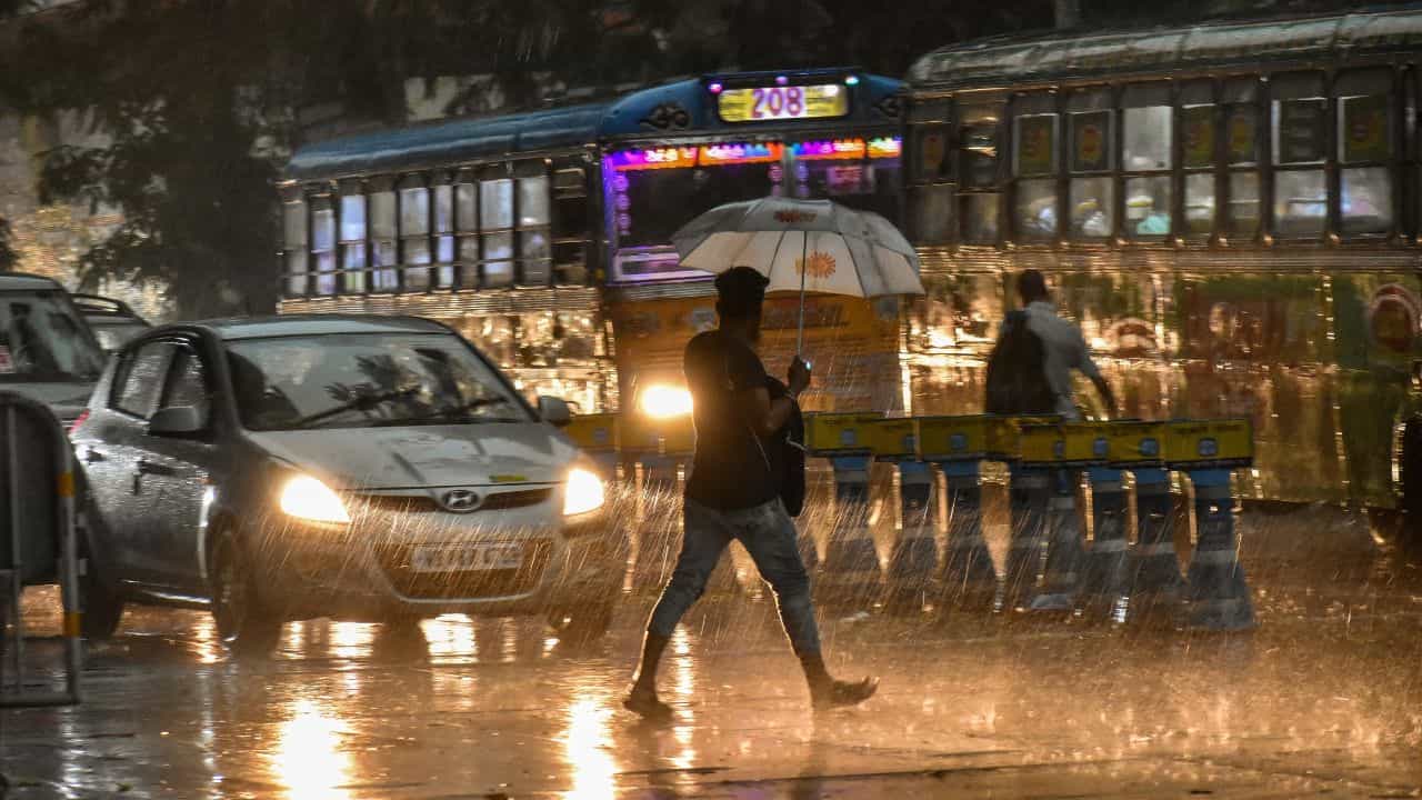 Weather latest Update: জারি হল লাল সতর্কতা, তোলপাড় হবে বাংলা, বৃষ্টি থামবে কবে? Weather latest Update: জারি হল লাল সতর্কতা, তোলপাড় হবে বাংলা, বৃষ্টি থামবে কবে?