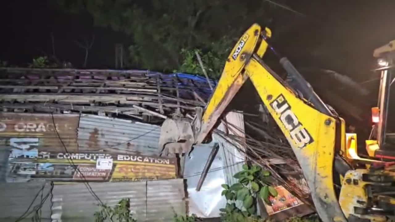 West bengal News Live: প্রায় ১৫০ দোকান গুঁড়িয়ে দিল বুলডোজার! এবার অ্যাকশন নুঙ্গি স্টেশনে West bengal News Live: প্রায় ১৫০ দোকান গুঁড়িয়ে দিল বুলডোজার! এবার অ্যাকশন নুঙ্গি স্টেশনে