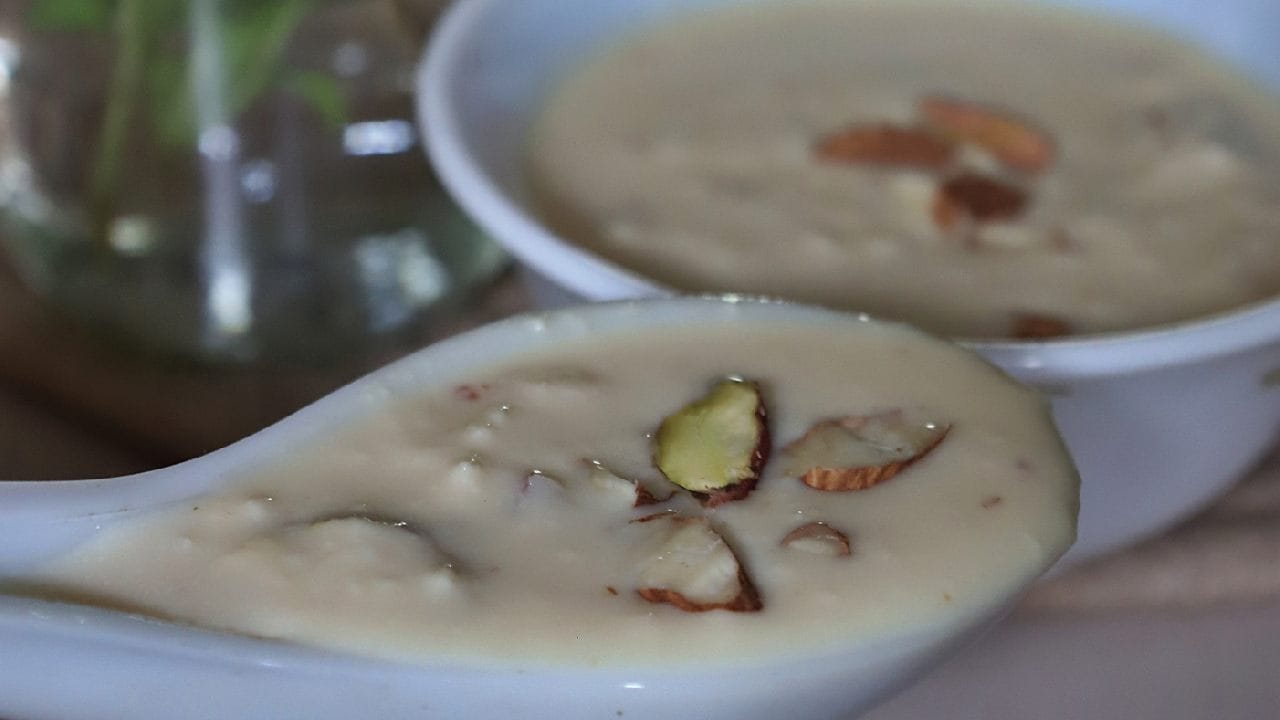 ইংরেজিতে পায়েসকে সাধারণত ‘Rice Pudding’ বলা হয়। চাল ও দুধ দিয়ে তৈরি মিষ্টি পদ হিসেবে পায়েসের সঙ্গে এই নামের যথেষ্ট মিল রয়েছে। তবে মনে রাখতে হবে, ‘Rice Pudding’ পায়েসের কোনও সরকারি বা একমাত্র ইংরেজি নাম নয়, বরং খাবারটির ধরন বোঝানোর একটি প্রচলিত ইংরেজি শব্দবন্ধ। Getty Images